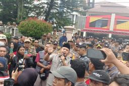 Ketua DPRD Banjarbaru temui pengunjuk rasa depan gedung dewan