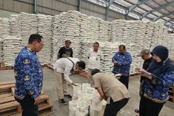DKP Kota Tangerang lalukan pemeriksaan kualitas beras bantuan di Bulog