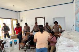 Polres Tanimbar  kawal ketat logistik kotak suara di kantor PPK Selaru
