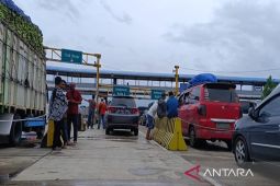 Pelabuhan Bakauheni dipadati antrean kendaraan penumpang kapal dampak cuaca buruk