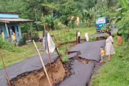 Ruas jalan menuju wisata Badui terputus akibat longsor