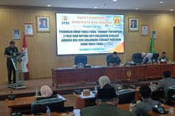 Wakil Wali Kota Wartono jelaskan tiga raperda inisiatif ke DPRD