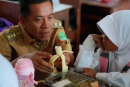 Bupati Karawang terharu siswa SD berbagi makanan bergizi dengan ibunya di rumah