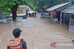 Tim SAR gabungan menyelamatkan puluhan warga terjebak banjir di Sukabumi