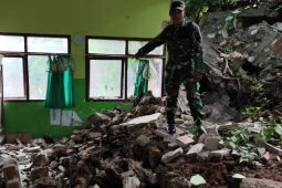 Puluhan siswa SD terdampak longsor Trenggalek alihkan KBM di emperan masjid