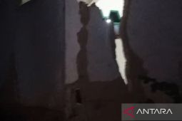 Puluhan rumah di Kampung Cihonje Sukabumi rusak akibat pergerakan tanah