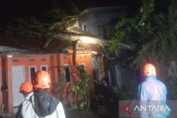 BPBD Sukabumi mengerahkan belasan petugas tangani bencana di 15 titik