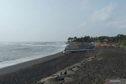 BBMKG Denpasar terbitkan peringatan dini ombak laut tinggi empat meter