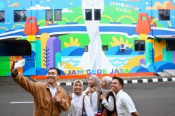 Bangunan di Kalipasir Tangerang di mural Jembatan Kaca Berendeng