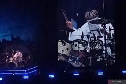 Chanyeol EXO pamer kemampuan main drum sambil tutup mata