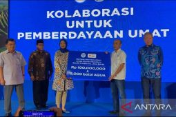 Jusuf Kalla saksikan penyerahan donasi bencana dari PT Aqua ke PMI Sukabumi