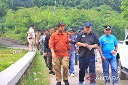 Pj Bupati Bekasi cek tanah longsor di Cicadas Sukaresmi