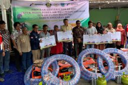 Pertamina serahkan 350 paket konversi kit BBM ke BBG bagi petani Belitung