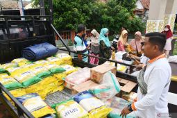 Bazar operasi pasar kebutuhan pangan di Madiun