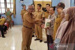 DKPP Belitung salurkan bantuan beras kepada masyarakat rawan pangan