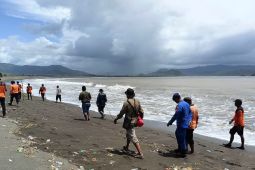 Tim SAR Jember cari nelayan hilang setelah perahunya diterjang ombak