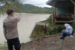 Tali seling putus, getek hanyut saat jemput anak sekolah