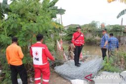 Pemkab Bekasi memperbaiki tanggul jebol Kali Cikarang