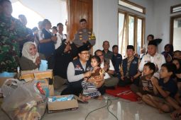 Mensos menyerahkan santunan bagi ahli waris korban longsor Sukabumi