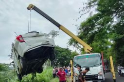 Satu orang luka-luka akibat mobil jatuh ke jurang di Malang