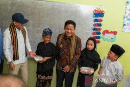 Menteri PPMI meninjau Makan Bergizi Gratis di Lombok Timur