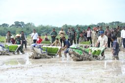 Wamentan berikan bantuan alat pertanian kepada para petani