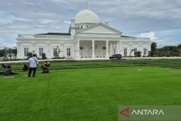 Pendopo Merah Putih Bengkulu dipercantik dengan rumput sintetis senilai Rp1,48 miliar