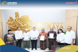 Wamen ATR/Waka BPN serahkan tiga sertipikat wakaf di Kubu Raya