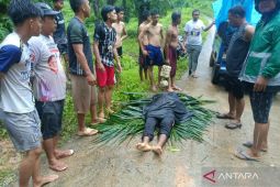 Polisi evakuasi korban tenggelam di sungai Mukomuko