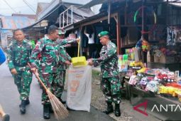 Kodim 1312/Talaud lakukan Karya Bakti bersihkan pasar tradisional