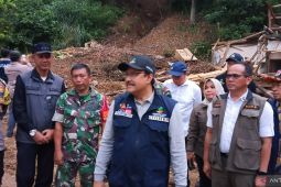 Mensos Gus Ipul serahkan dana bantuan untuk korban banjir dan longsor Sukabumi