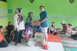 Warga terdampak banjir di Singkawang dapat bantuan sembako