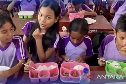 DKP Maluku  bagikan 1.121 paket makan bergizi gratis pada siswa SD