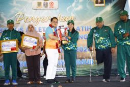 Pemprov Jatim serahkan bonus atlet-pelatih Peparnas Jateng dan Paralimpiade Paris