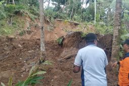BPBD Trenggalek pulihkan material longsor yang isolir 9 rumah warga