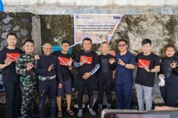 Komunitas dokter bedah Manado tanam terumbu karang di Pantai Malalayang