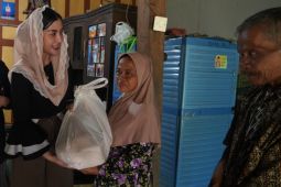 Komisi VII DPR tinjau dan berikan bantuan korban longsor di Jatim