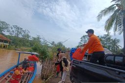 Petugas gabungan gunakan perahu salurkan bantuan ke lokasi terisolasi di Sukabumi