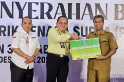 Dukung energi hijau, Pemprov Jatim serahkan PLTS ke sekolah di Surabaya