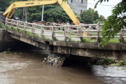 Jembatan patah akibat tersumbat enceng gondok