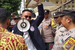 Pengacara dan keluarga korban rudapaksa unjuk rasa di Polrestabes Medan, ini tuntutannya
