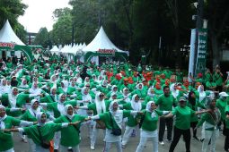 2 dari 5 penduduk indonesia berisiko osteoporosis, anlene dan Perosi ajak jalan kaki setiap hari