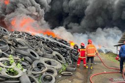 Damkar Cianjur turunkan 4 mobil ke gudang ban bekas terbakar