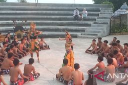 Menikmati Kecak tradisional dan Kecak kontemporer di Bali