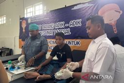 Puluhan anak di Aceh Timur ikuti khitan massal