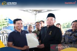 Minister Nusron hands over 44 PTSL program certificates to Balikpapan residents