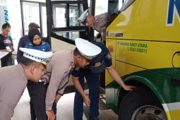 Polisi dan Dishub Garut cek kelayakan bus menjelang libur akhir tahun