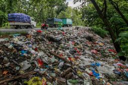 Tumpukan sampah di jalur utama Lamongan Tuban