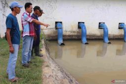 Pemkab Bekasi menyalurkan bantuan mesin pompa air lahan pertanian