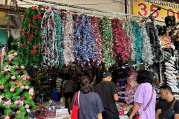 Pedagang pernak pernik Natal di Kota Medan dibanjiri pembeli